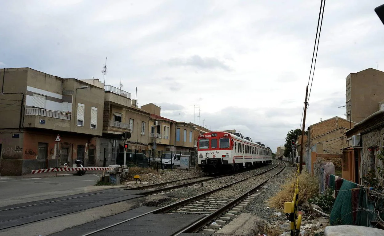 Un tren de cercanías de la línea Murcia-Lorca-Águilas pasa por Barriomar, la semana pasada, donde se acometerá el soterramiento. 