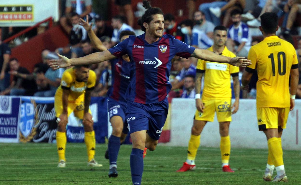 Germán Sáenz celebrando uno de los dos goles que le marcó el pasado domingo al Hércules. 