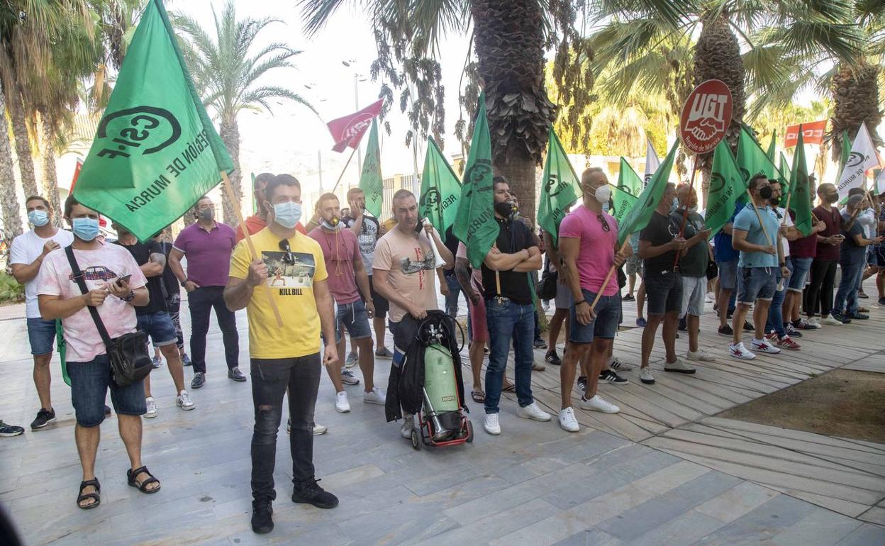 Decenas de empleados se manifestaron a las puertas de la Convención Nacional del PP 