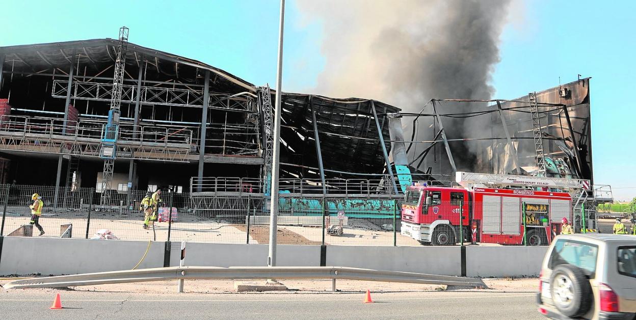 Nave industrial arrasada por un incendio en la diputación lorquina de Tercia, en julio del año pasado. 