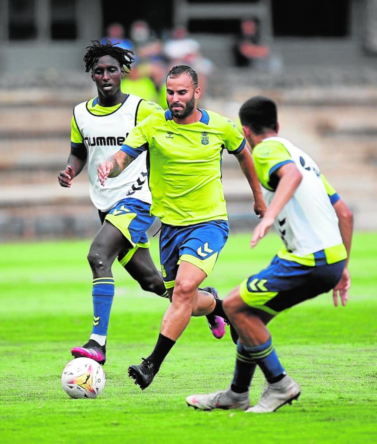 Jesé conduce el balón en un entrenamiento. 