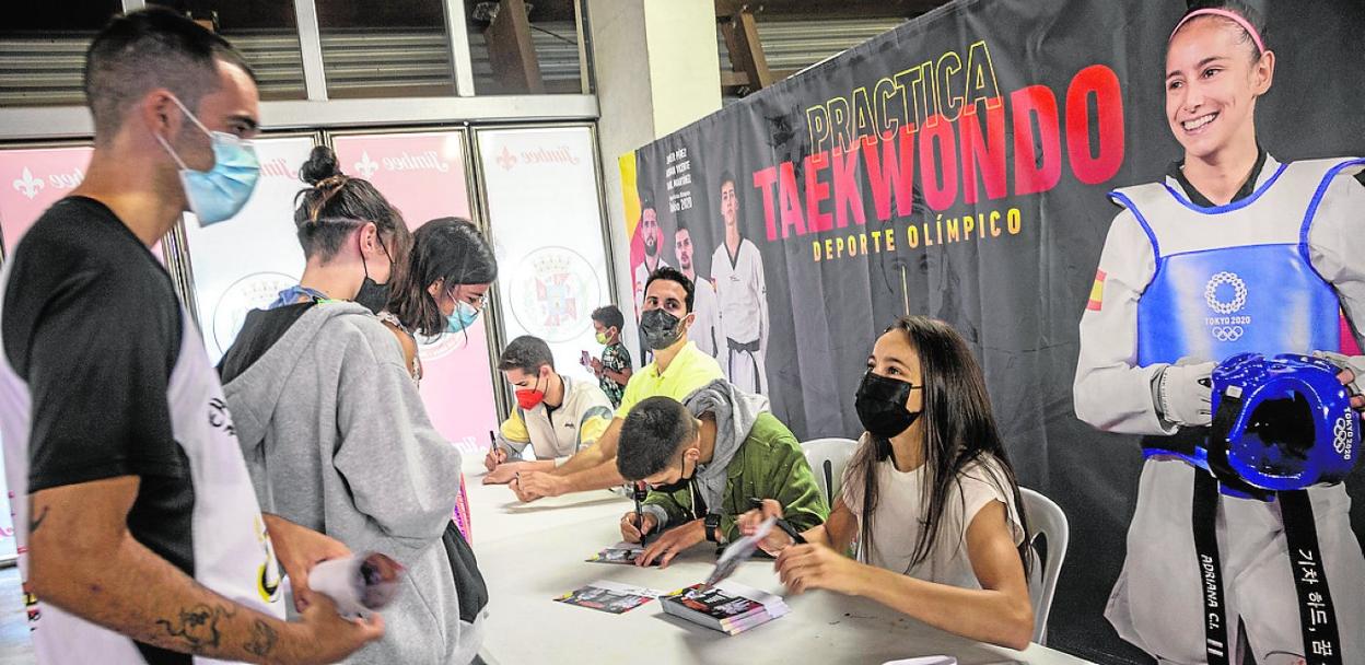 Adriana Cerezo se da un baño de masas en Cartagena