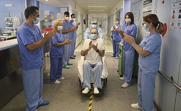 Sanitarios del hospital Reina Sofía de Murcia aplauden al último paciente que dejó la planta Covid en junio de 2021. 