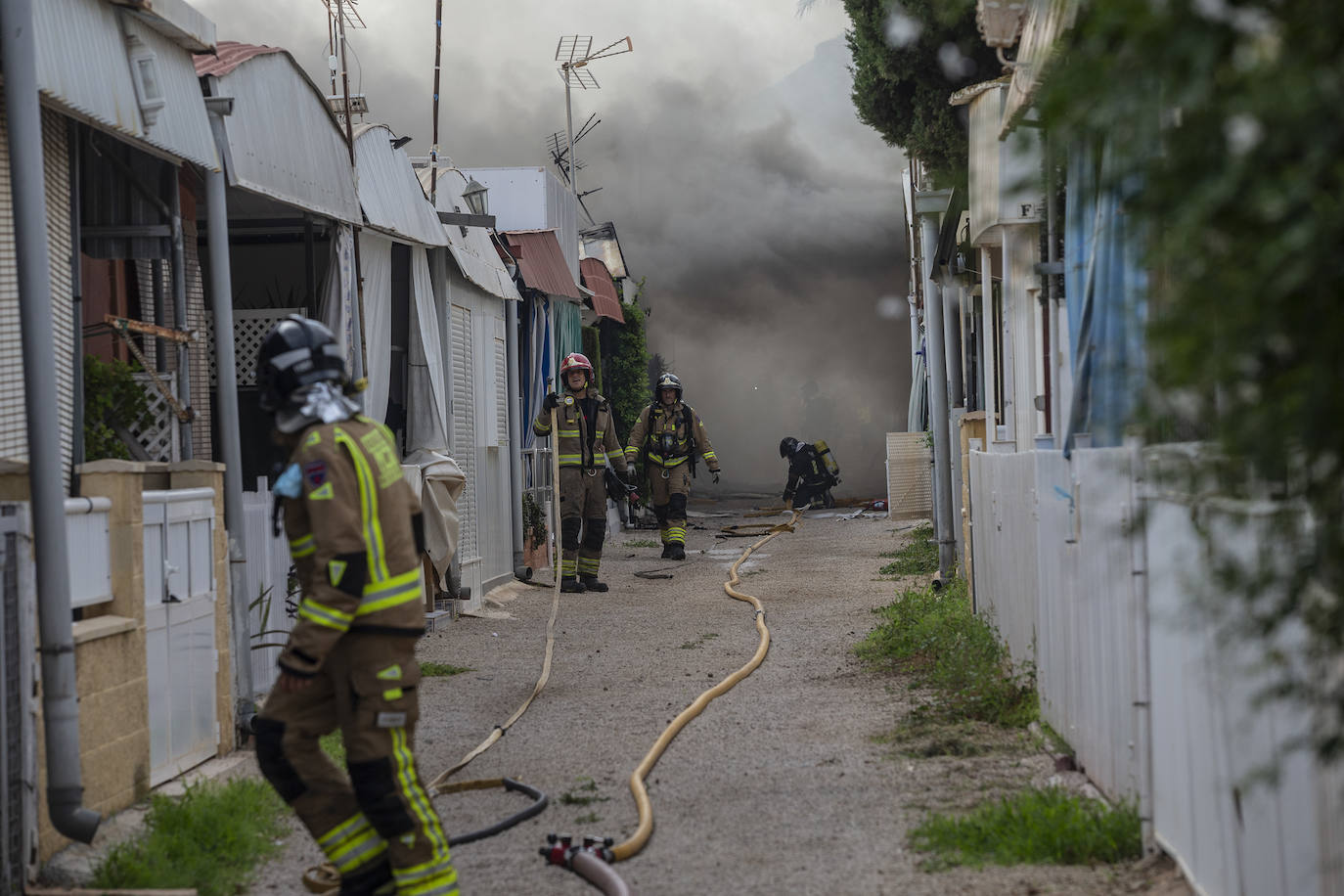 Fotos: El incendio del camping Caravaning de La Manga, en imágenes