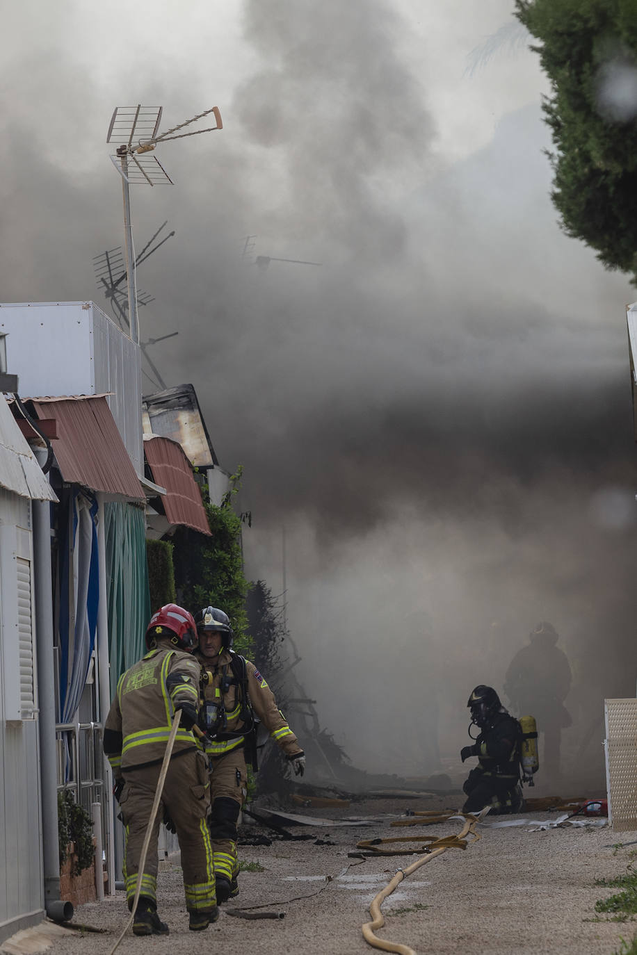 Fotos: El incendio del camping Caravaning de La Manga, en imágenes