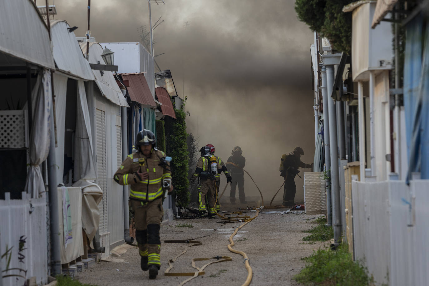 Fotos: El incendio del camping Caravaning de La Manga, en imágenes