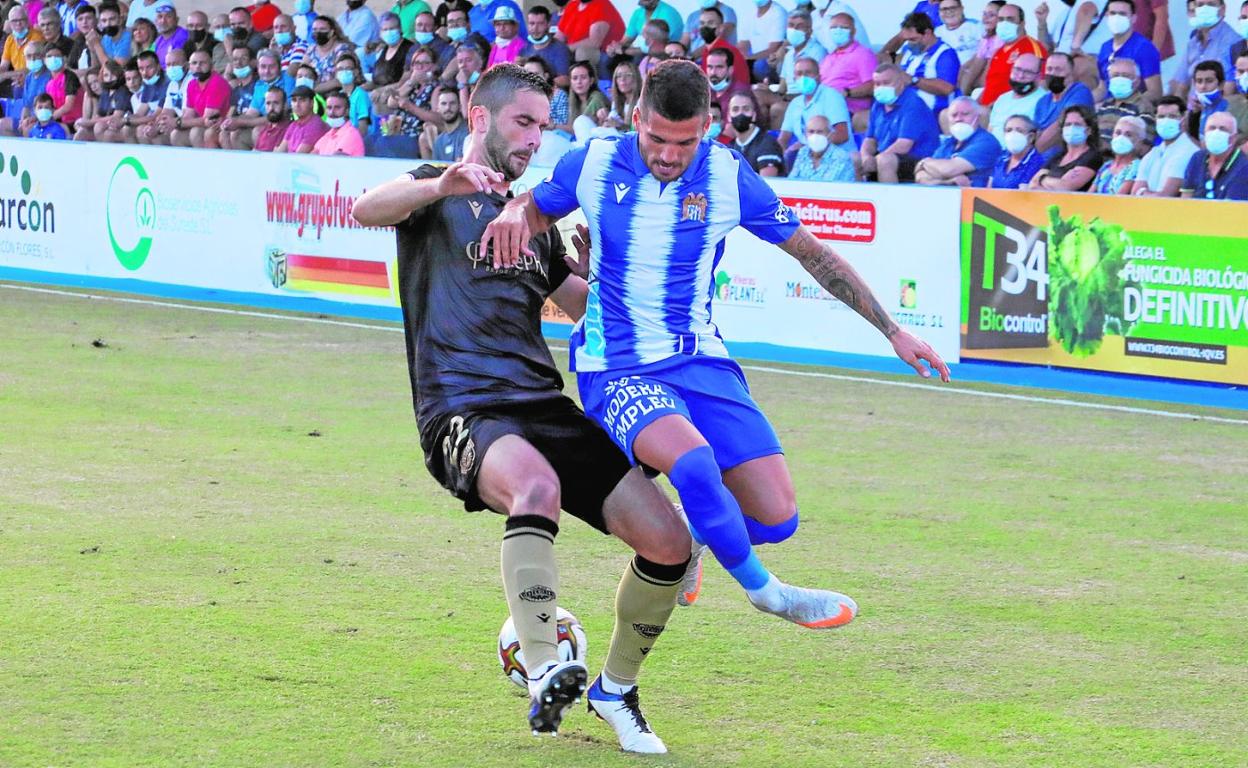 Kecojevic frena a Toni Jovic en el partido disputado ayer en El Rubial. 