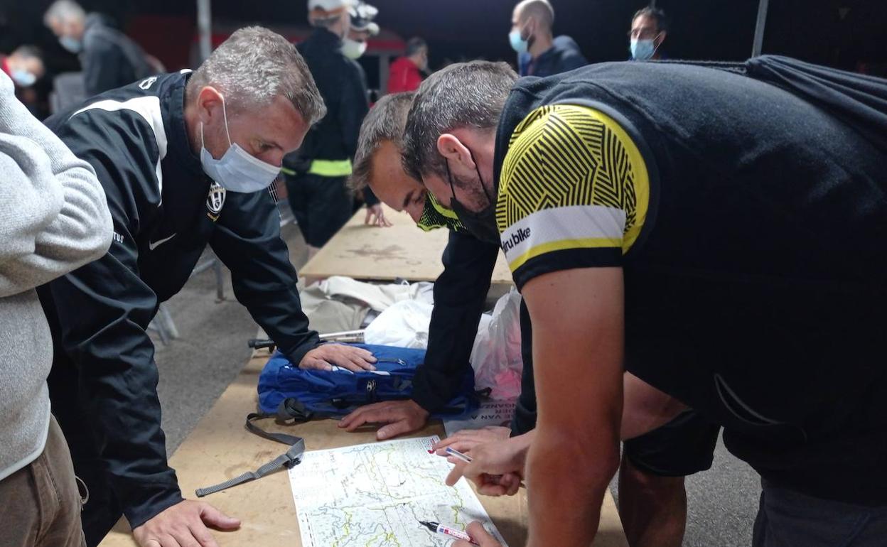 Uno de los equipos observa la ruta.