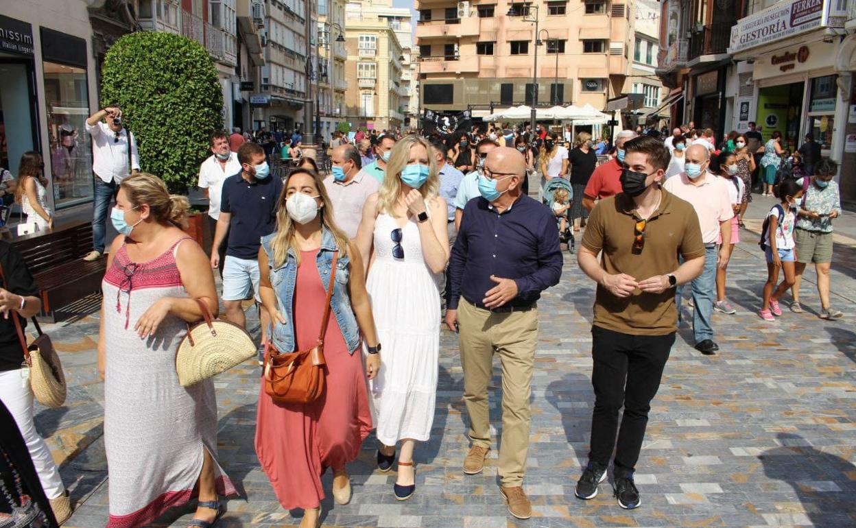 Manuel Padín, entre María José Ros Olivo y José Luis Ros, durante una manifestación en Cartagena.
