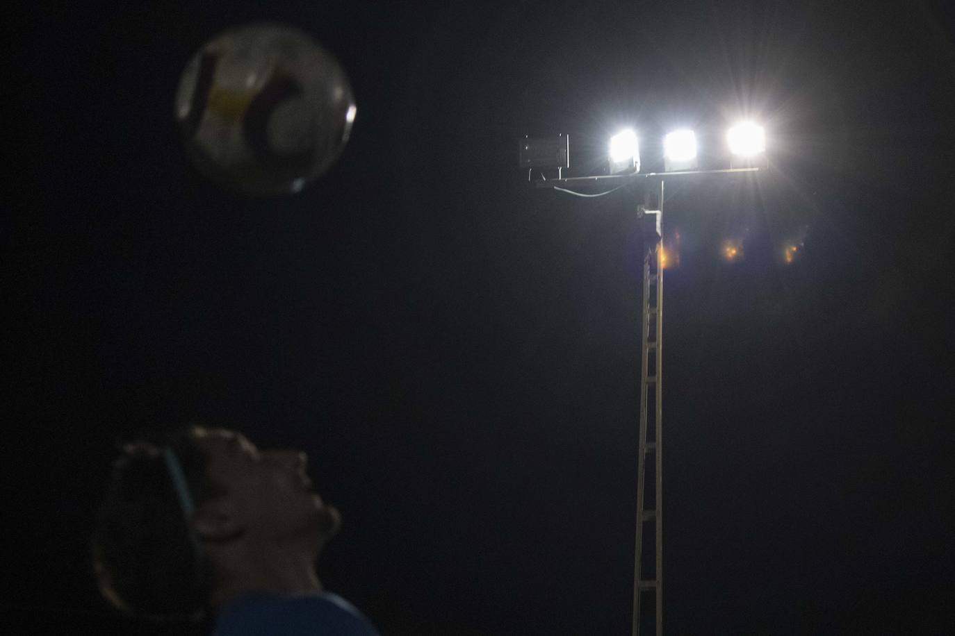 Fotos: Pases «a ciegas» y goles en «penumbra»