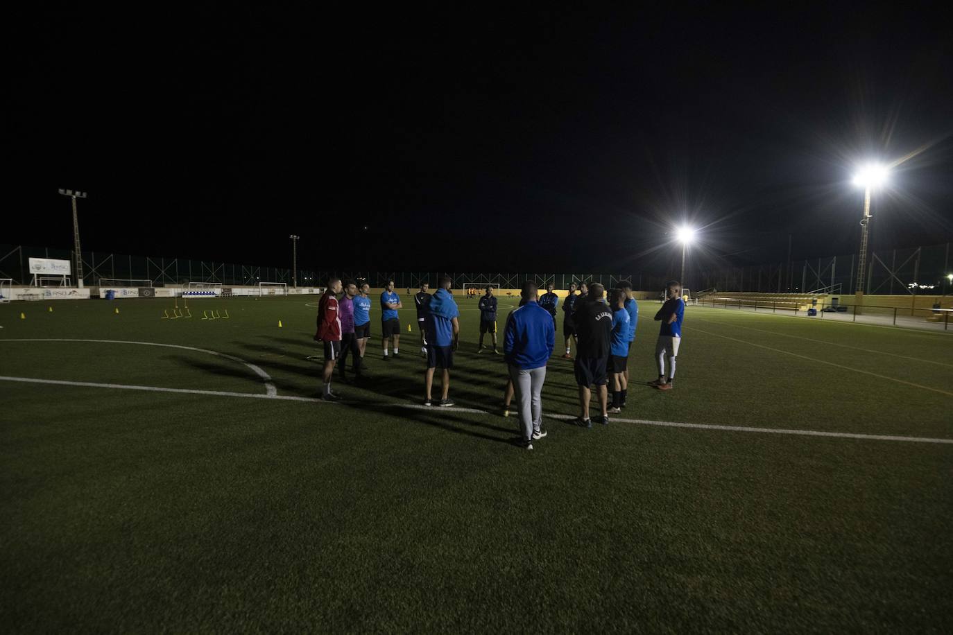 Fotos: Pases «a ciegas» y goles en «penumbra»