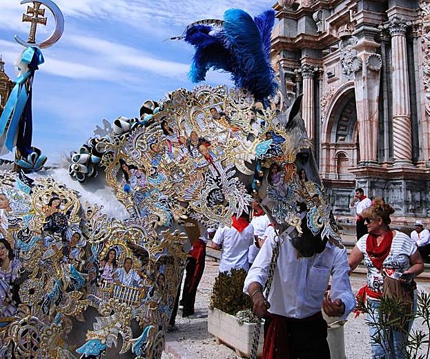 Desde 1921 los caballos se enjaezan con colchas, mantones y prendas similares valorándose el conjunto, especialmente la bandera y demás accesorios, que se renuevan cada año.