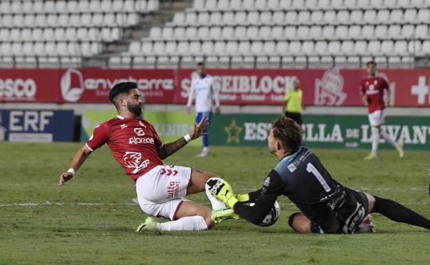 Dani García choca con el meta visitante Satoca, anoche en el Enrique Roca. 