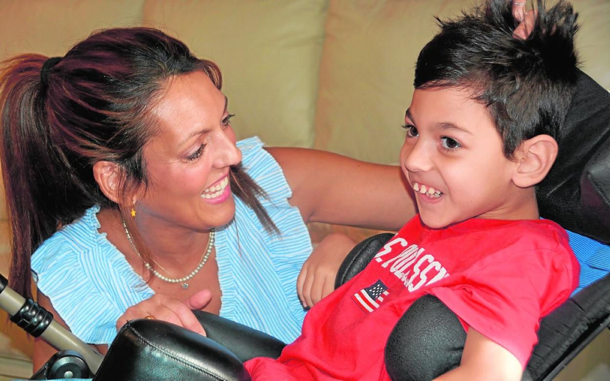 Eva Martínez habla con su hijo Marco, en su casa de Cieza. 