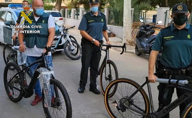 Agentes de la Guardia Civil recuperan parte de las bicicletas.