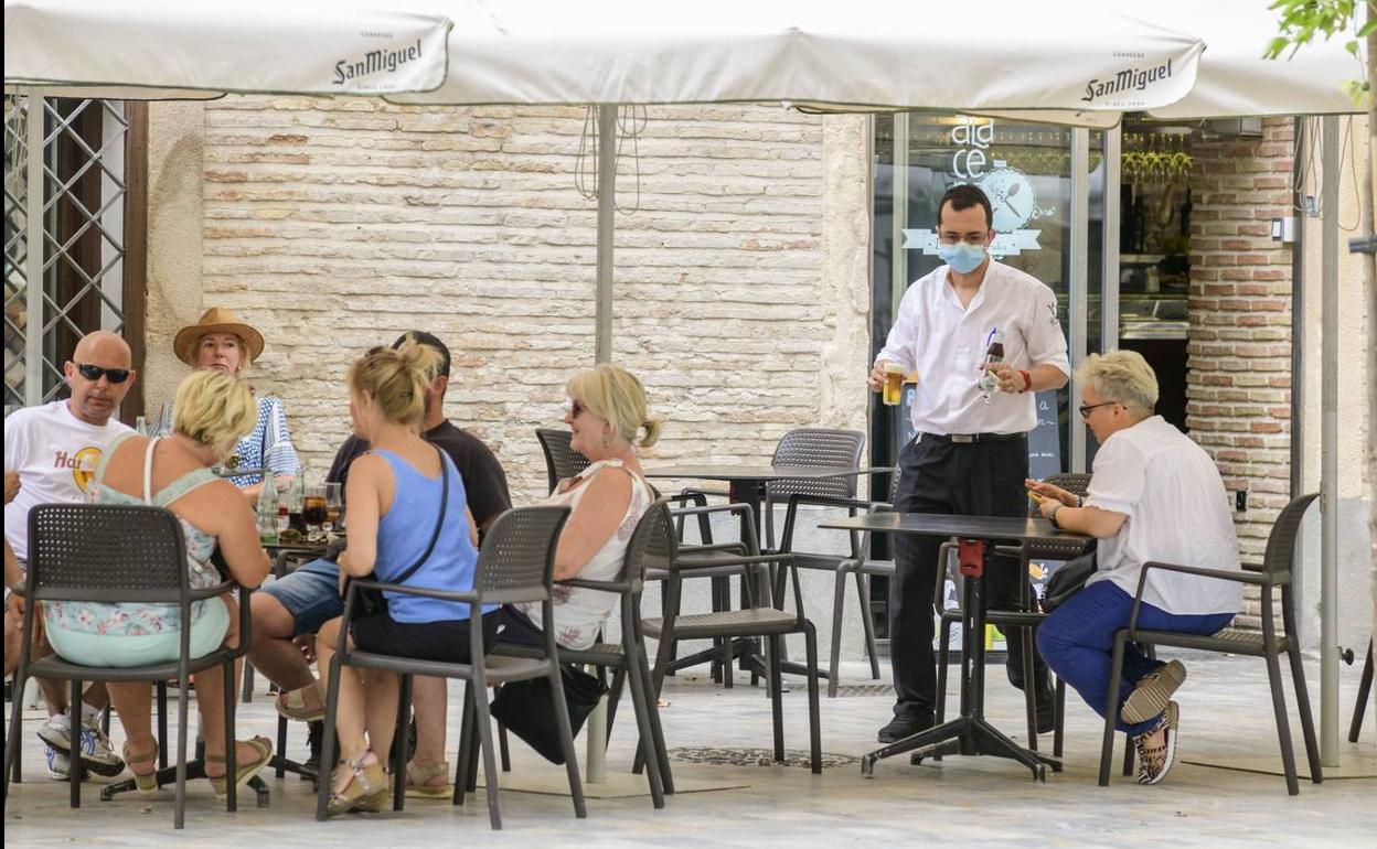 Imagen de archivo de una terraza en Murcia. 