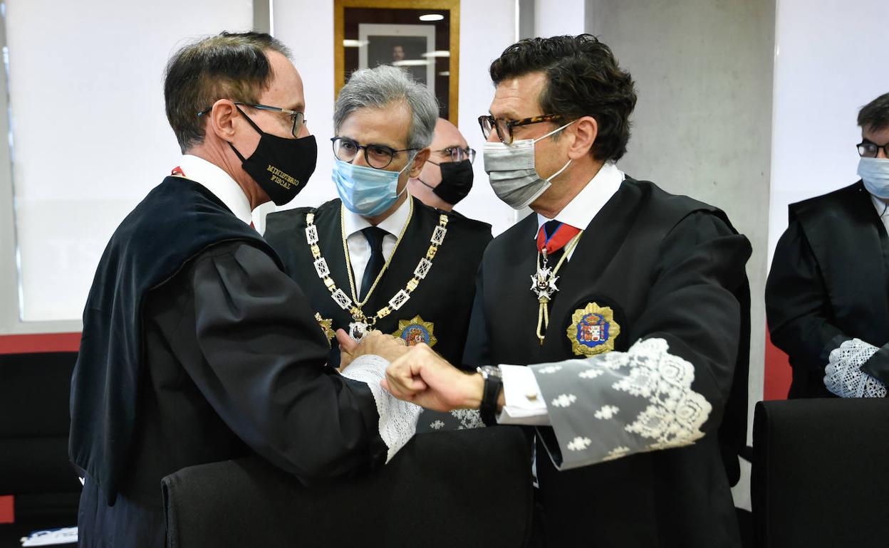 El fiscal superior, José Luis Díaz Manzanera, saluda con el codo al presidente del TSJ, Miguel Pasqual del Riquelme, en el acto. En el centro, el vocal del CGPJ, Juan Martínez Moya.
