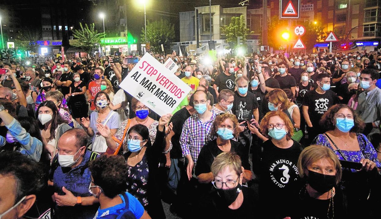 Los asistentes siguen la lectura del manifiesto al final de la manifestación, en la plaza Juan XXIII. 