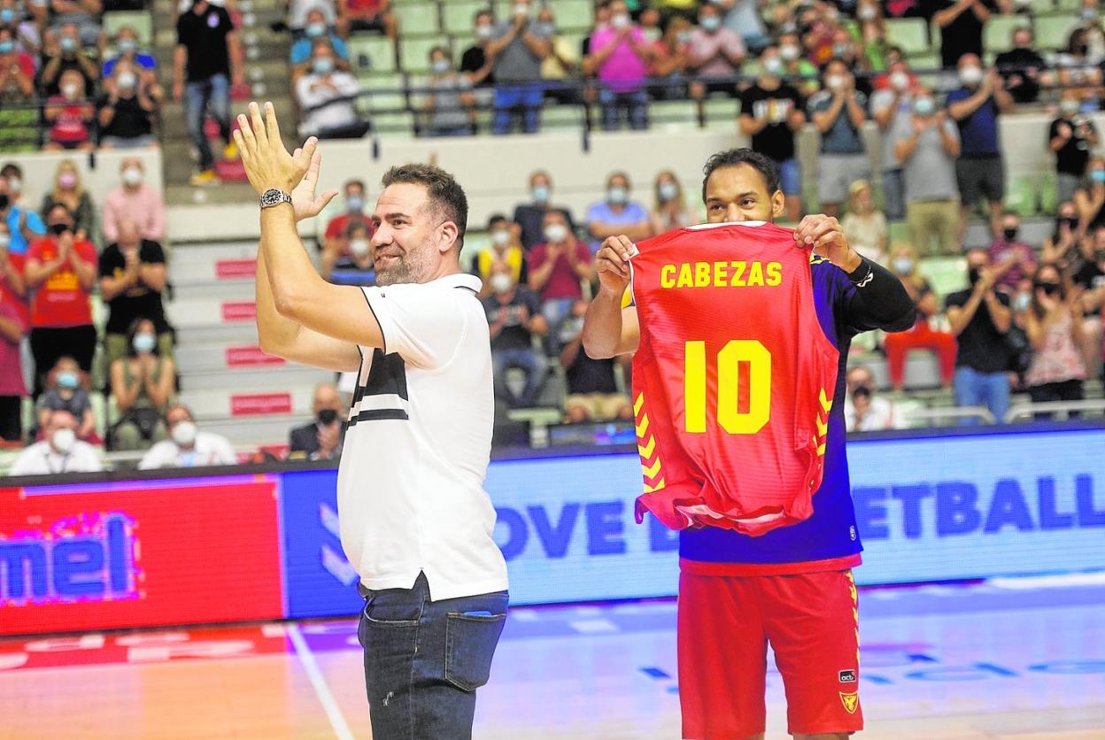 Carlos Cabezas devuelve los aplausos al público, el pasado sábado en el Palacio de los Deportes de Murcia. 