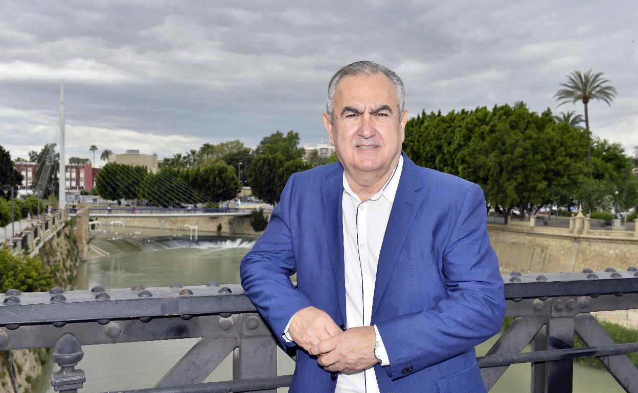 Rafael González Tovar, en el Puente Viejo de Murcia, en una imagen tomada en 2017.