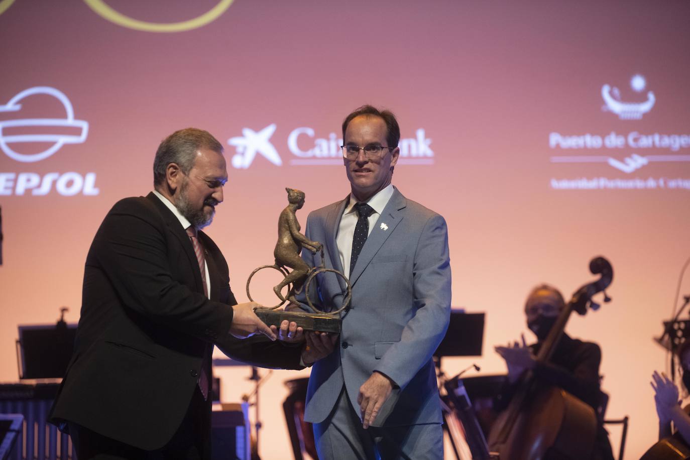 El corresponsal de LA VERDAD en Caravaca, Juan Fernández Robles, entregó a Francisco Javier Gallego la distinción a un festejo declarado por la Unesco como Patrimonio Cultural Inmaterial de la Humanidad. La tradición se remonta al siglo XVII.