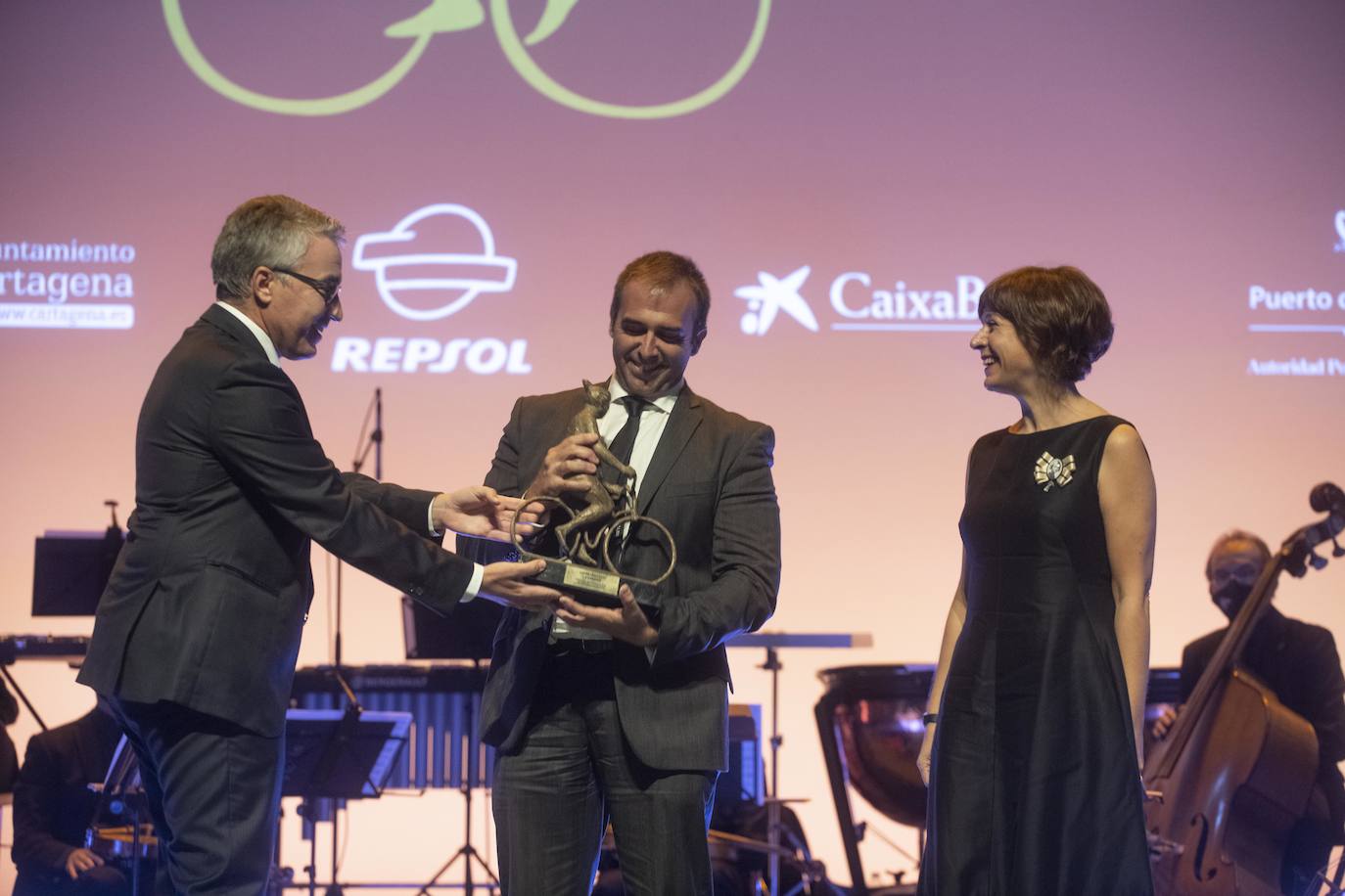 El presidente y la directora del FICC, Nacho Ros y Esther Baeza respectivamente, representaron a un certamen que cumple 50 años y empezó como Semana de Cine Naval y del Mar. En la fotos, con Gregorio Mármol, delegado de LA VERDAD en Cartagena.