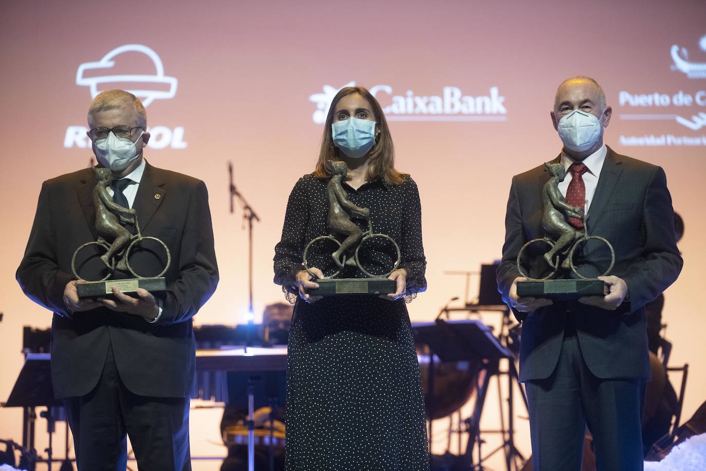 Paula Payá (Farmacéuticos), Francisco Miralles (Médicos) y Manuel García (Enfermería) recibieron el galardón de manos del periodista de LA VERDAD Javier Pérez Parra. El diario reconoce su sacrificio, incluso perdiendo la vida, en la pandemia de Covid -19.