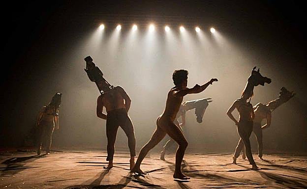 El actor Jaime Lorente -en el centro- durante una función de 'Equus'. 