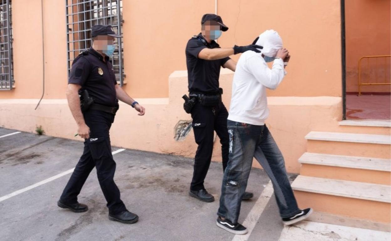 Agentes de la Policía Nacional trasladan al presunto responsable de la muerte de Manuela Romero, este sábado, en Lorca.