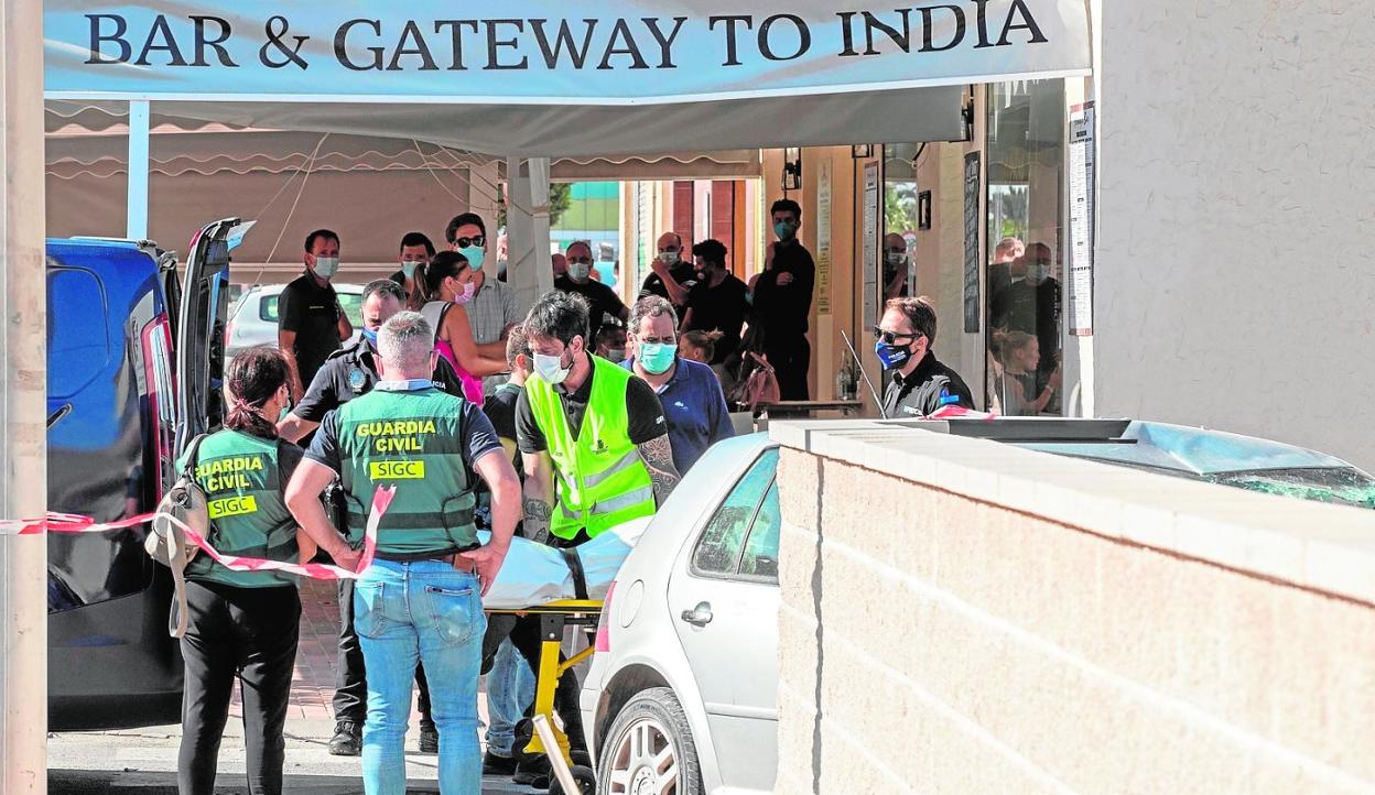 Traslado del cadáver de Abdellah Gmara, quien falleció tras arrollar las terrazas de dos bares de Roldán y acuchillarse en el pecho. 