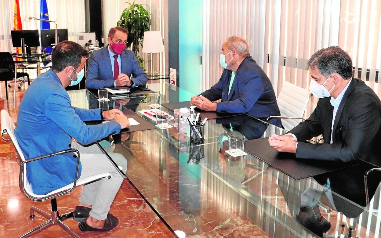 En el centro, el consejero de Transparencia, Antonio Sánchez, y el presidente del Consejo de Transparencia, Julián Pérez-Templado, en una reunión el pasado 28 de julio, acompañados del director de Gobierno Abierto, David Martínez (i), y el secretario del Consejo, Jesús García. 