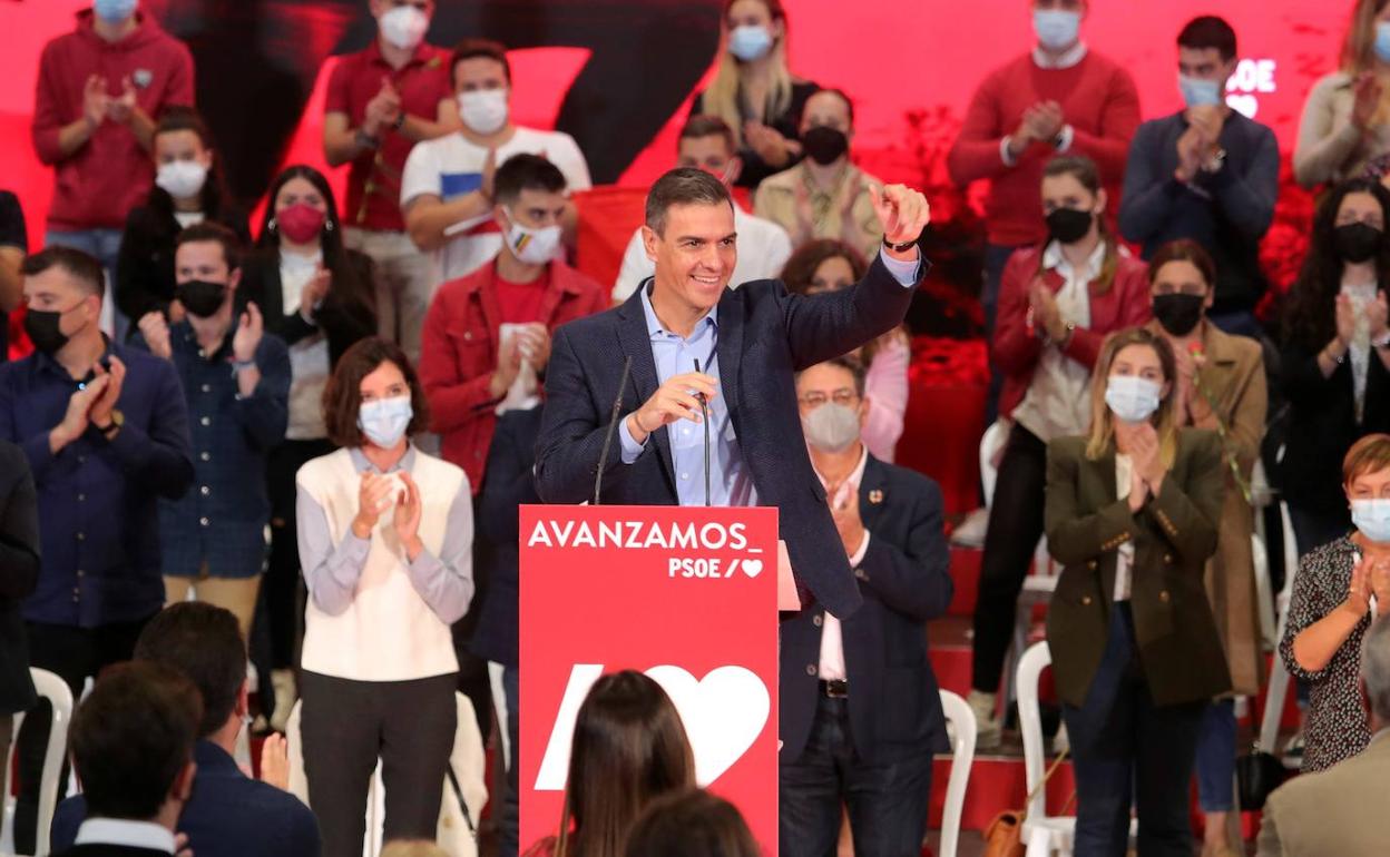 Pedro Sánchez se dirige a los simpatizantes socialistas en el acto celebrado este domingo en Ponferrada.