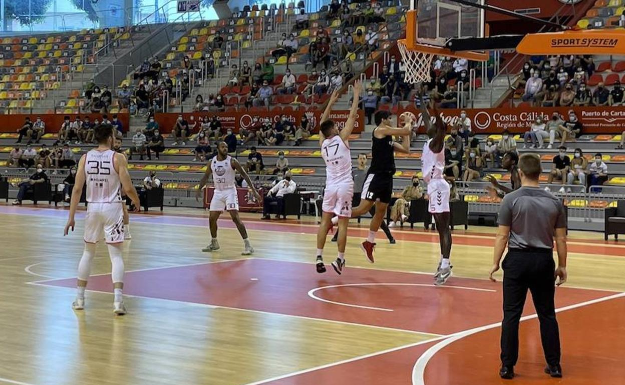Lance del partido disputado este domingo entre el FC Cartagena CBy el Zentro Madrid Basket.