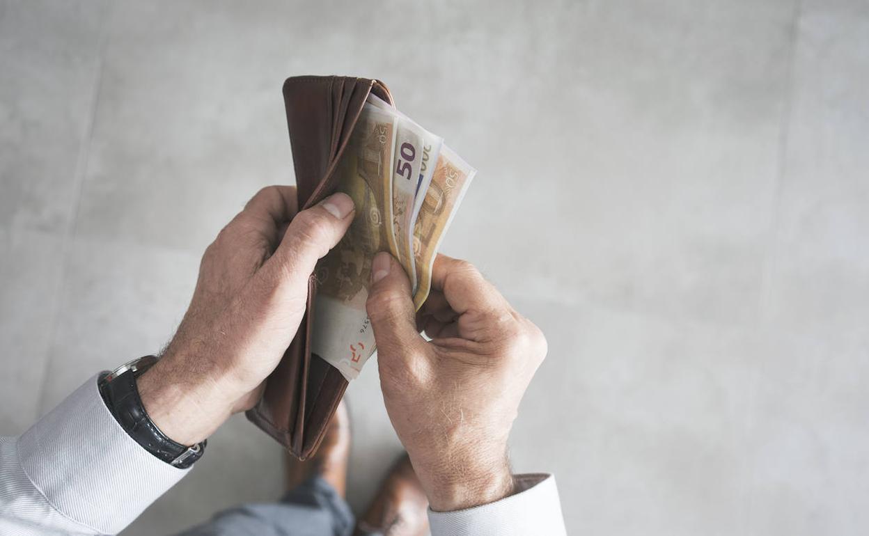 Una cartera con dinero.