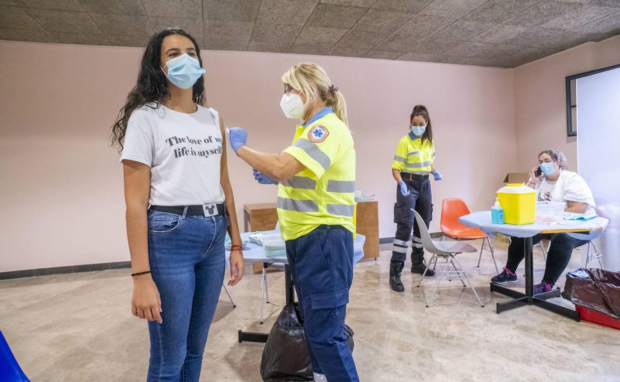 Vacunación de los equipos móviles en la UMU, la semana pasada.