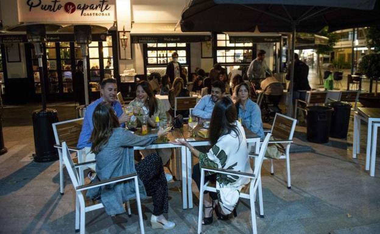 Varias personas toman una copa en una terraza de un bar de Murcia, en una imagen de archivo.