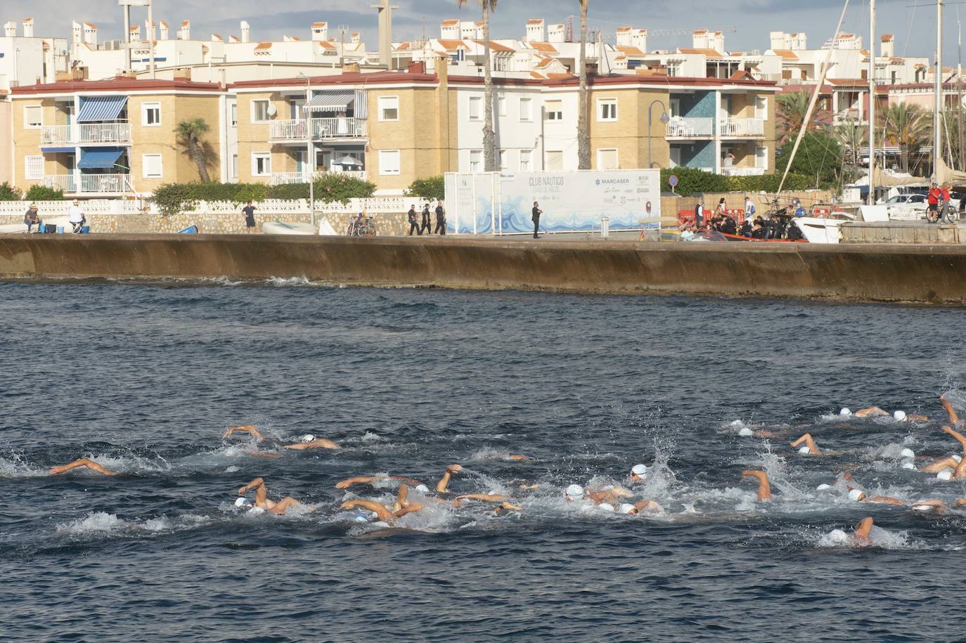 Fotos: Doscientos nadadores bordean el faro de Cabo de Palos