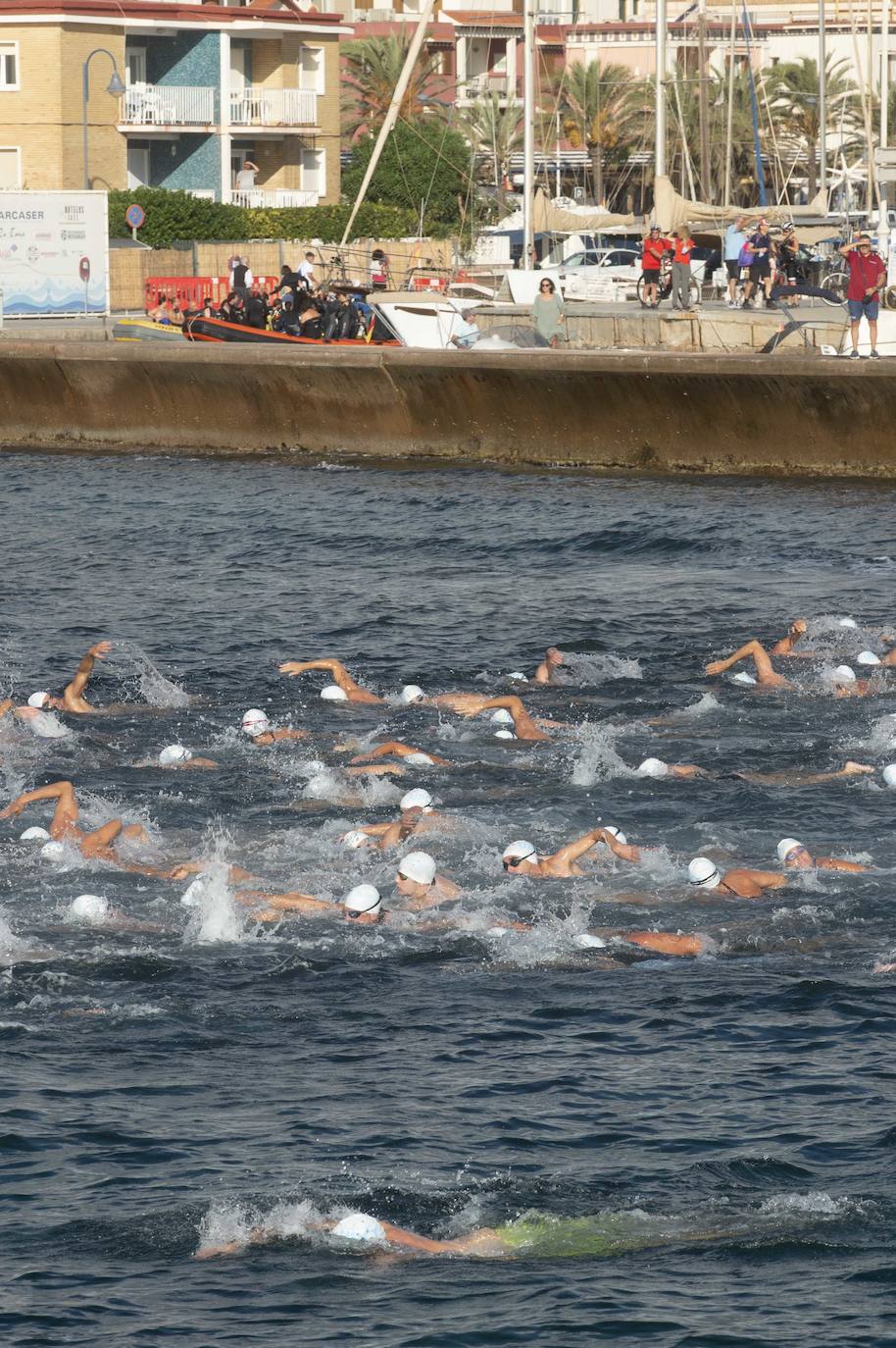 Fotos: Doscientos nadadores bordean el faro de Cabo de Palos