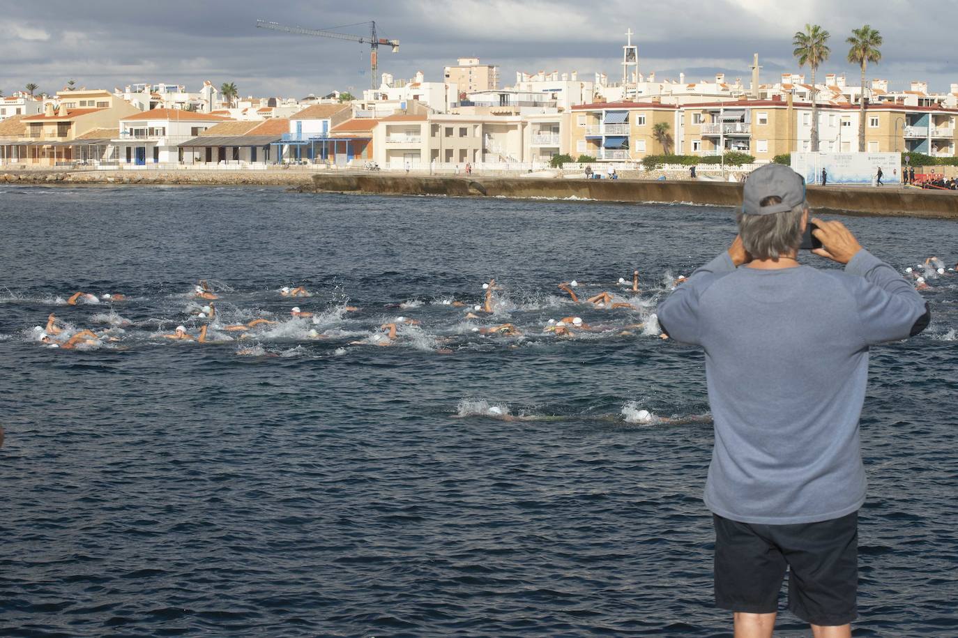 Fotos: Doscientos nadadores bordean el faro de Cabo de Palos