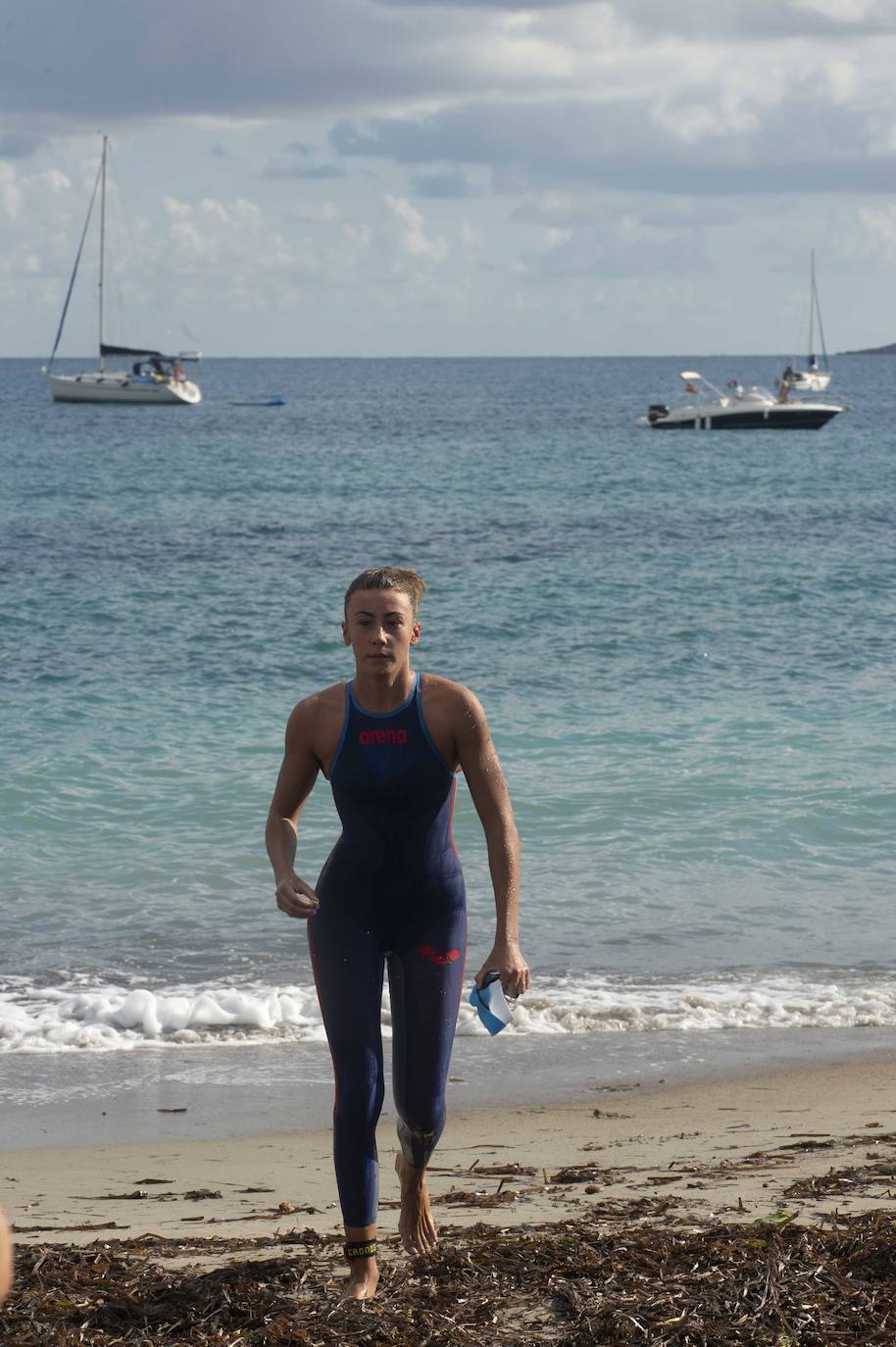 Fotos: Doscientos nadadores bordean el faro de Cabo de Palos