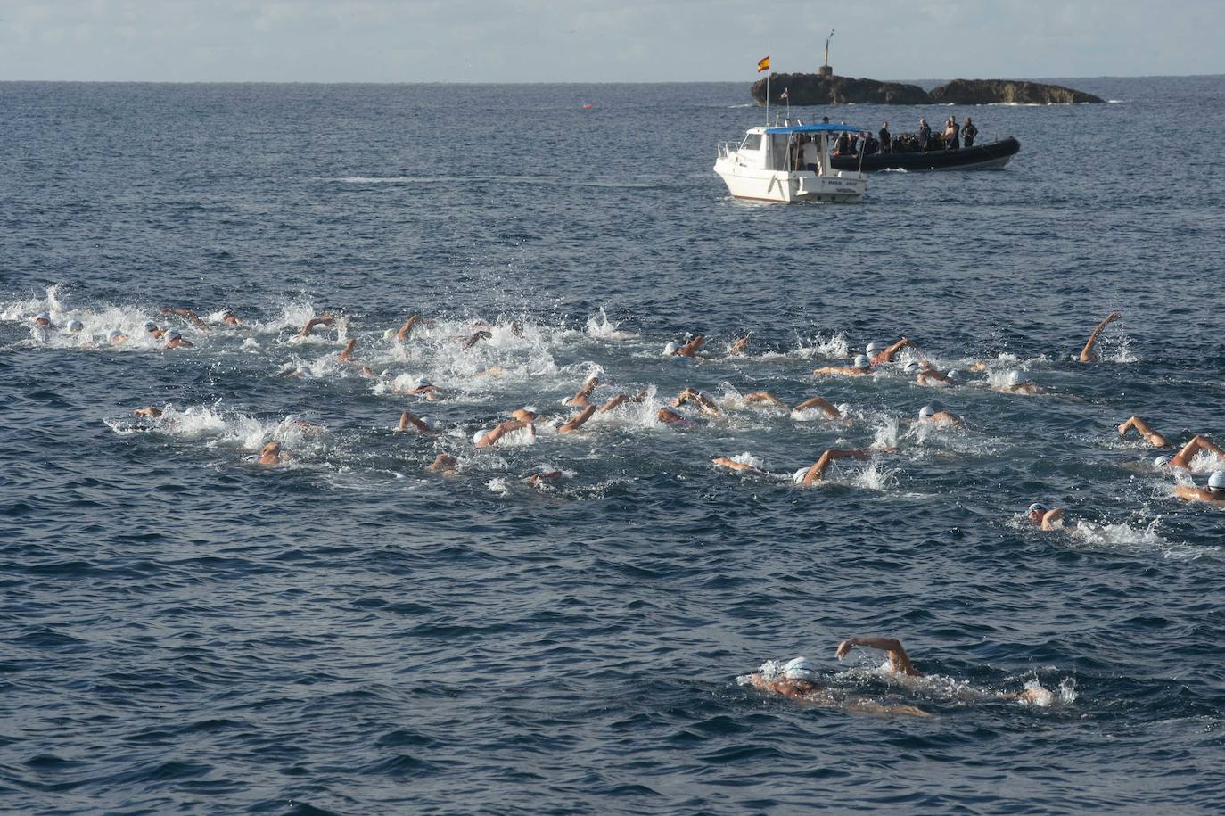 Fotos: Doscientos nadadores bordean el faro de Cabo de Palos