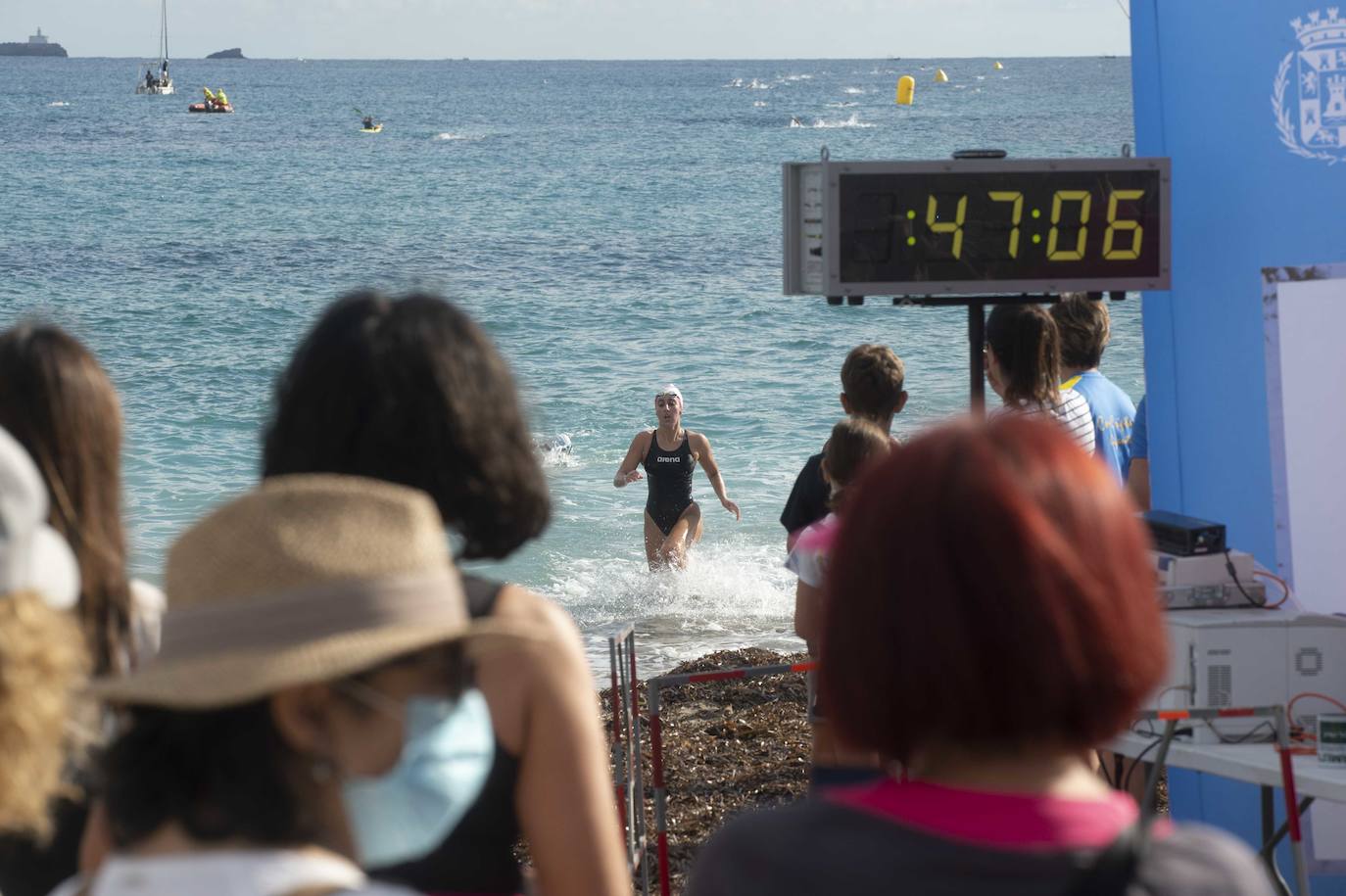 Fotos: Doscientos nadadores bordean el faro de Cabo de Palos
