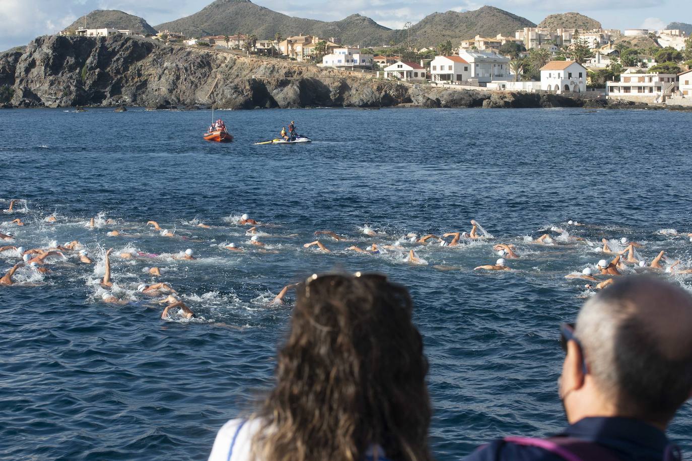 Fotos: Doscientos nadadores bordean el faro de Cabo de Palos