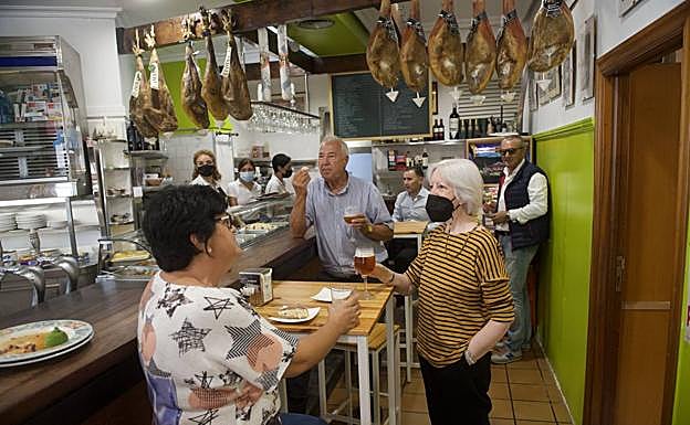 Las mesas junto a las barras, como estas en el restaurante El Alias de Murcia, ayer, podrán desaparecer desde mañana. 