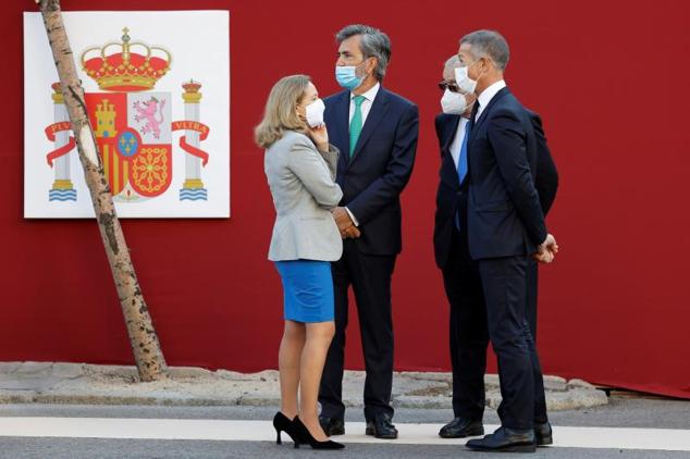 Lavicepresidenta Nadia Calviño, el presidente del Tribunal Supremo Carlos Lesmes, el presidente del Senado Ander Gil, y el presidente del Tribunal Constiucional Juan José González Rivas,​ en el desfile militar del 12 de Octubre.