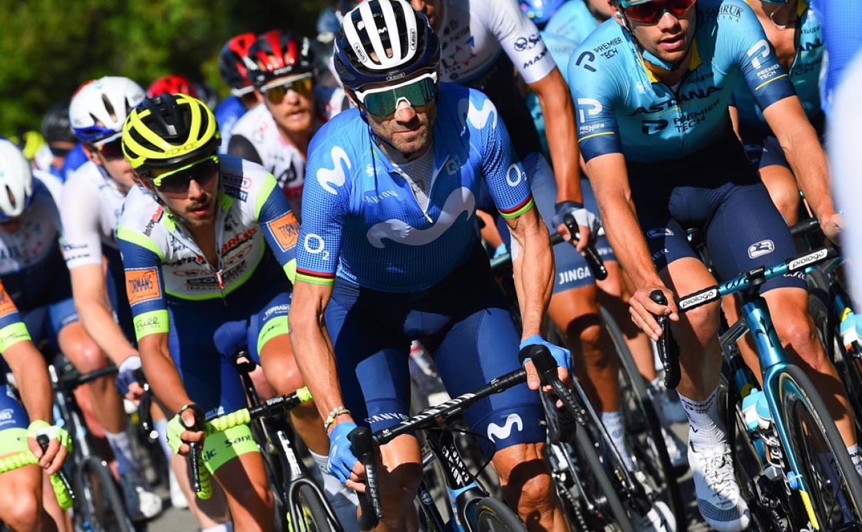 Alejandro Valverde, en la cabeza del grupo, en la Coppa Agostoni celebrada ayer en Lombardía. 