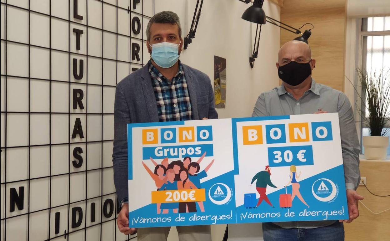 El director de Juventud y el presidente de la Federación de Hostels muestran la imagen creada para la campaña. 