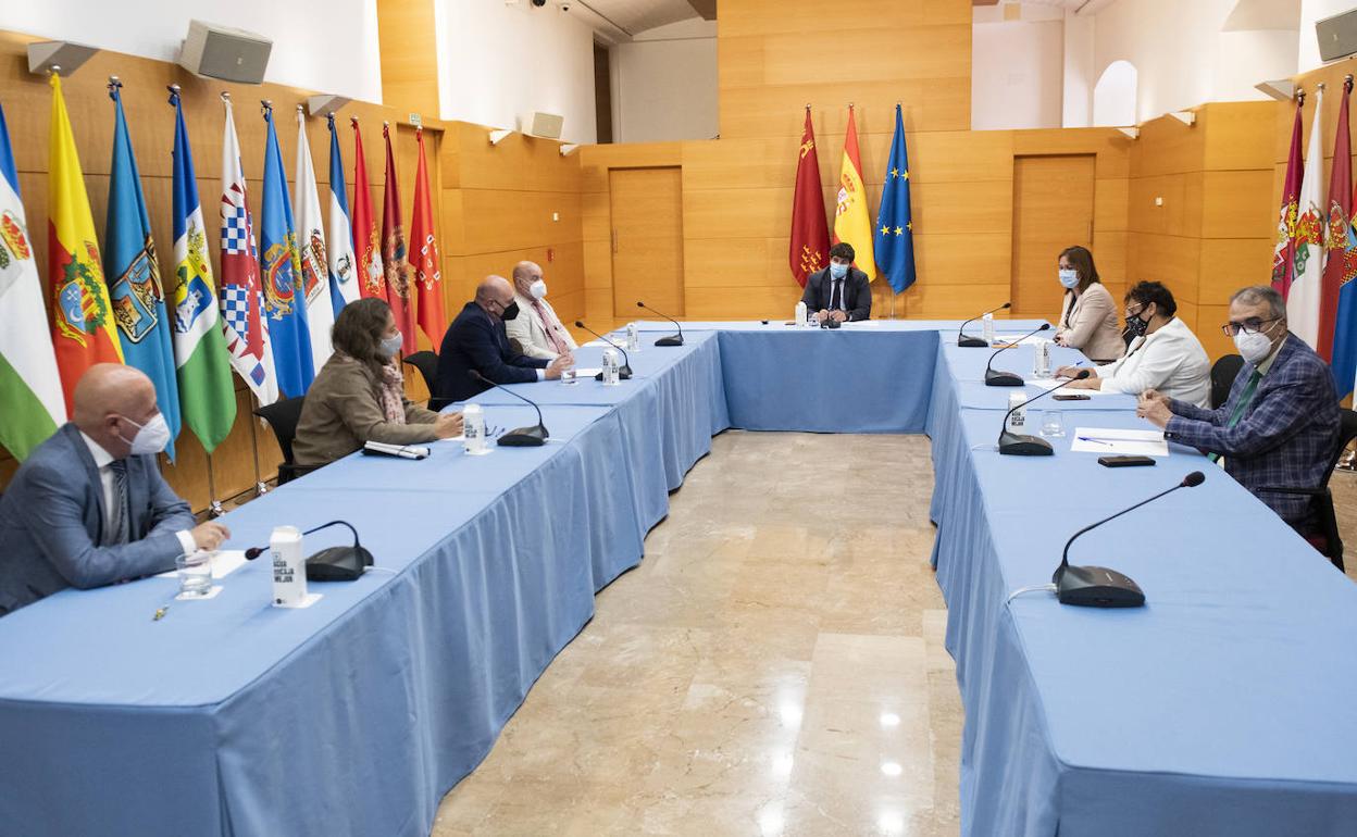 Reunión del Ejecutivo regional y el presidente de Cermi, este jueves.