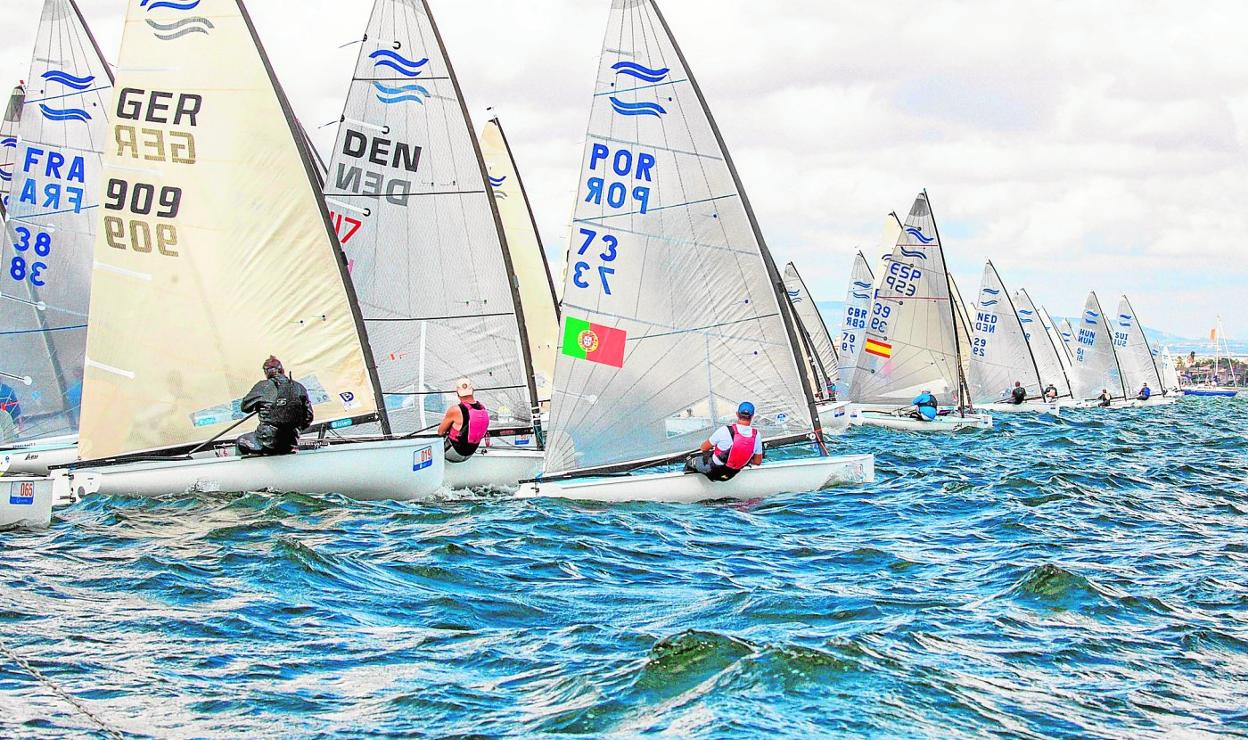 Salida de una de las regatas del Mundial Masters de la clase finn, ayer en aguas de Los Alcázares. 