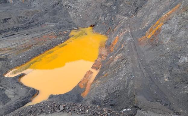 Charco amarillo en la explotación minera de León. 